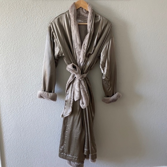 Giraffe at Home Faux Fur and Satin Robe